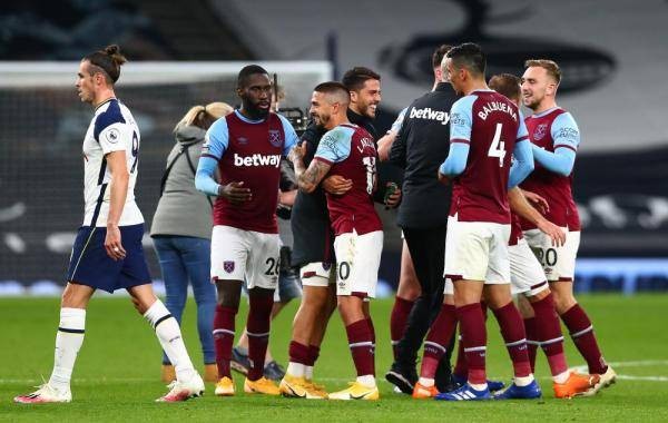 这次不搞花活了，哈兰德平安夜晒和女友帅气合拍（不玩花样，哈兰德平安夜晒出与女友的帅气合照）