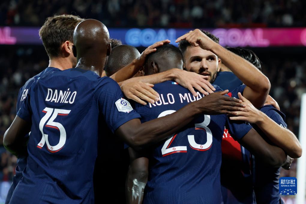 港队主场战新加坡，新加坡球员伤退时担架工作人员忍不住庆祝